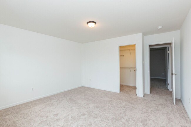 Building Photo - 5 Bed, 4.5 Bath Single Family Home in Step...