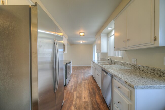 Building Photo - 41084 Beachwood Ave