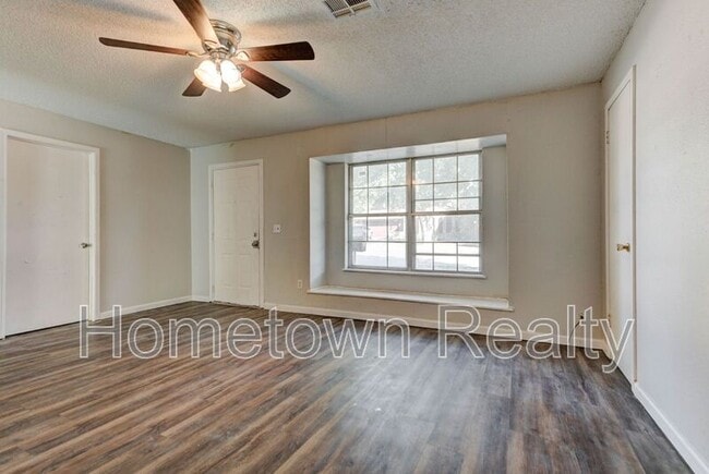 Building Photo - 208 W Shadywood Dr