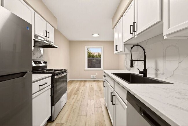 Building Photo - 14 Elm St