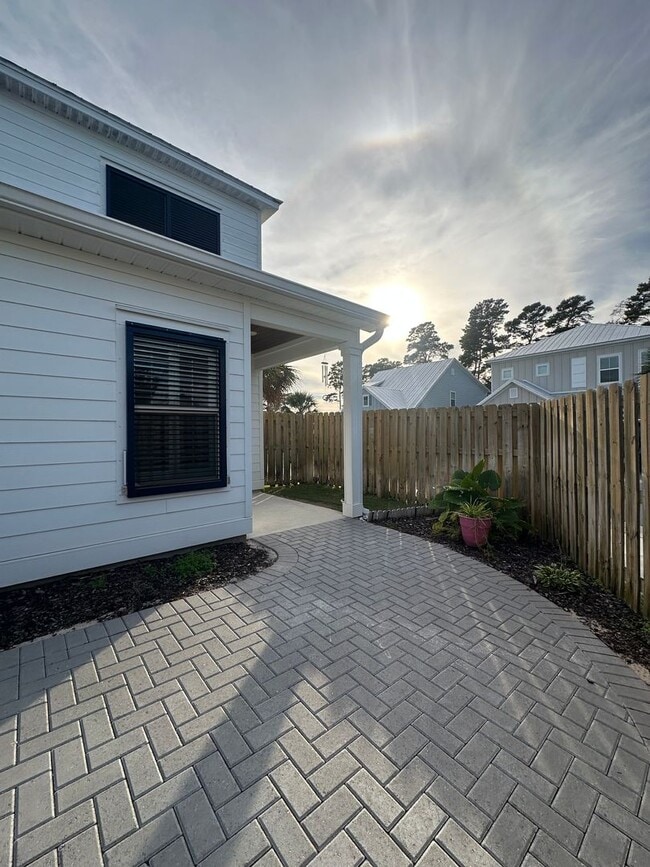 Building Photo - Gorgeous newer 2-Story, 4 bedroom Home in South Walton County