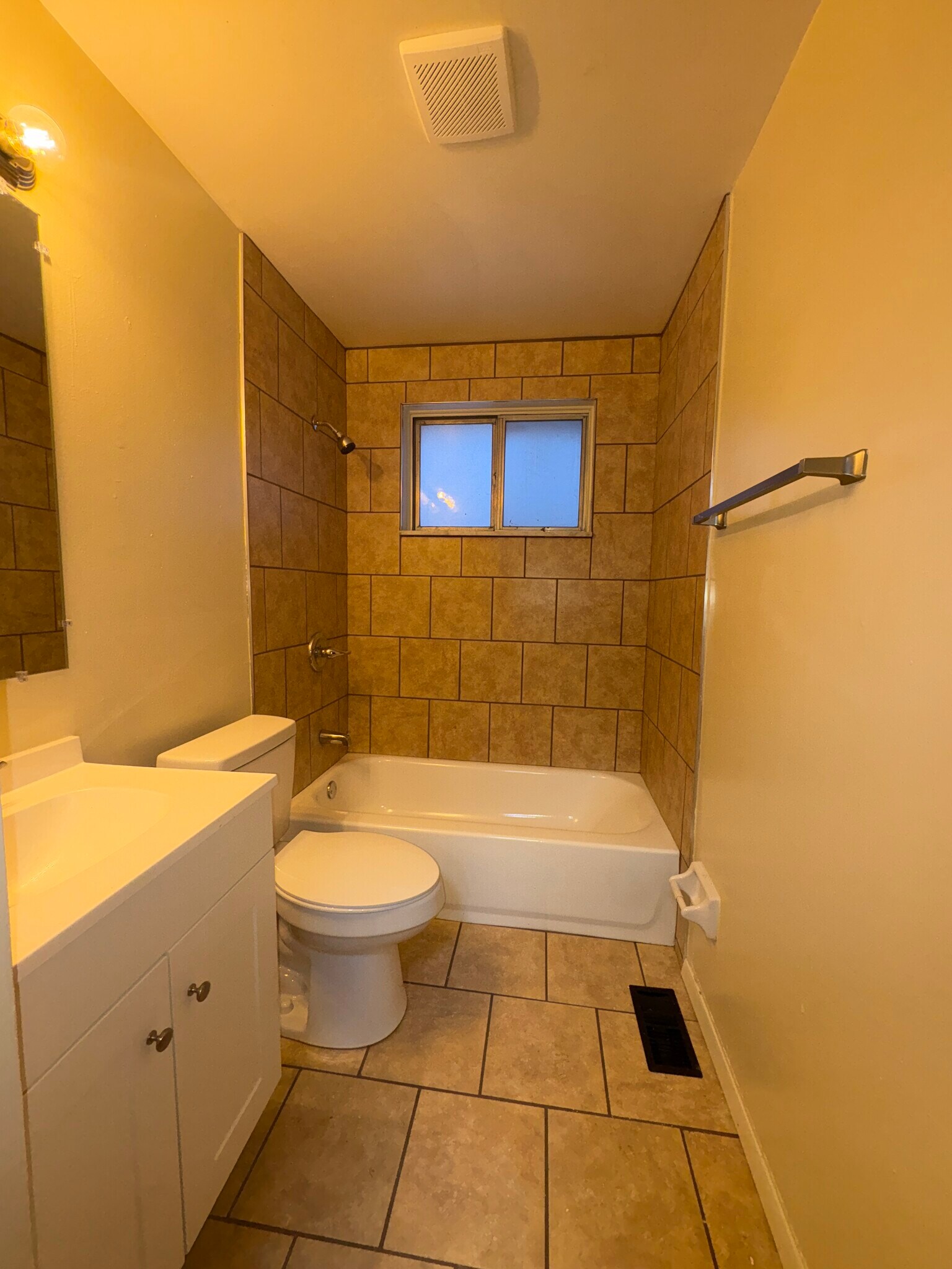 Full Bathroom - 5317 Greencroft Dr