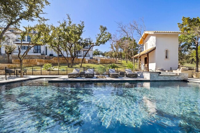 Building Photo - 2701 Bumble Bee Dr