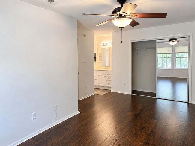 Building Photo - 1015 E Yager Ln
