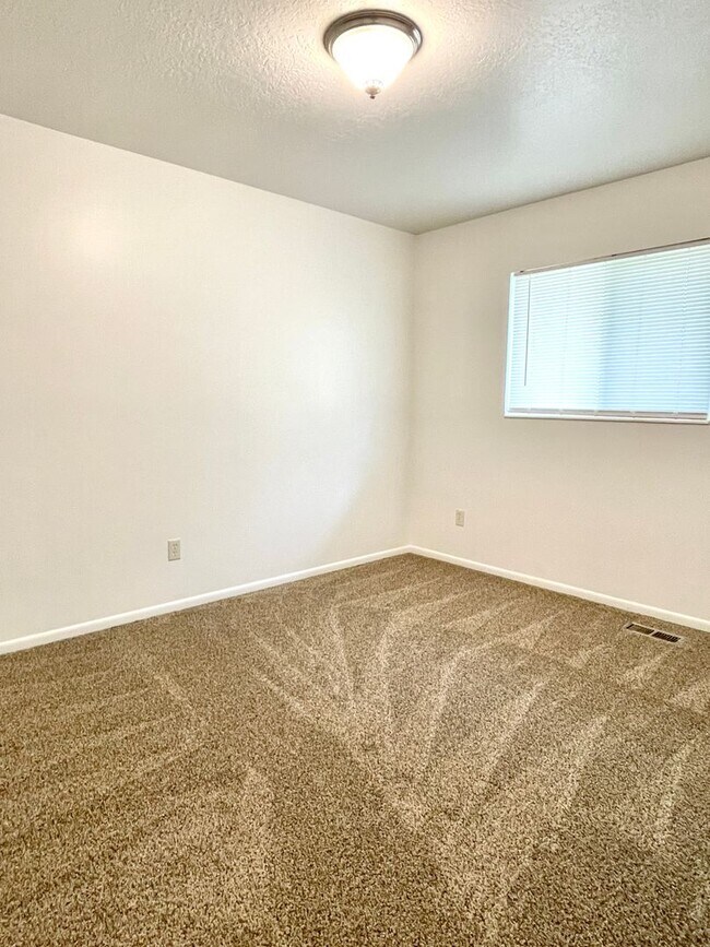 Building Photo - 54 W 250 N