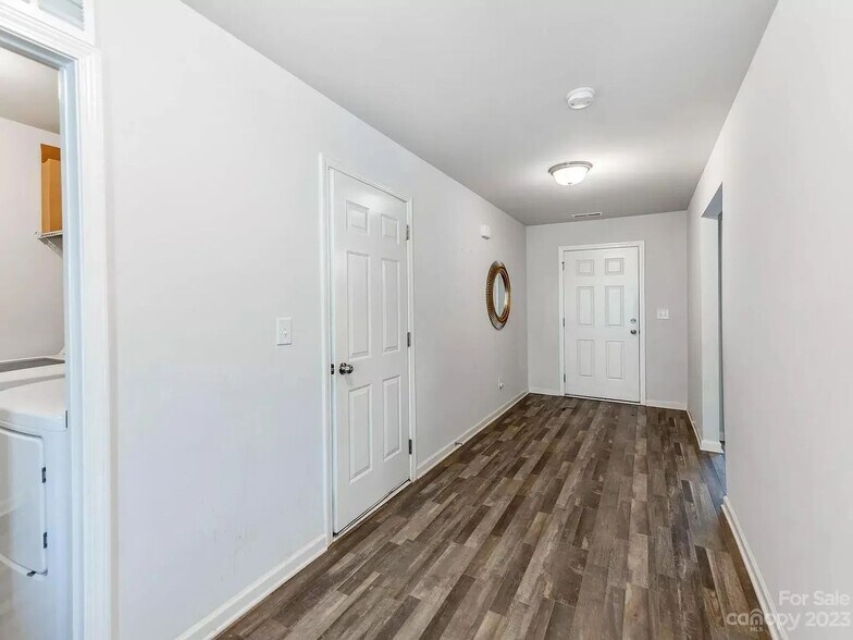 Building Photo - 1016 Amberlight Circle