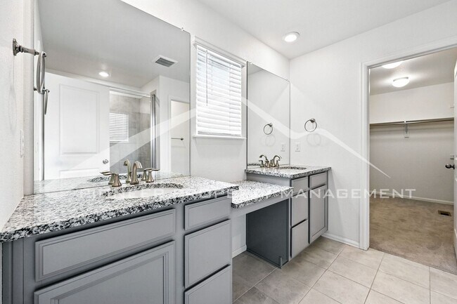 Building Photo - Spacious Home with Washer/Dryer and Centra...