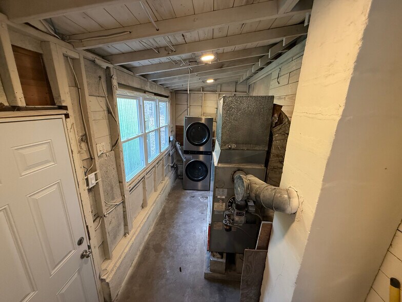 Utility room (with washer/Dryer) - 40 Hydrangea St