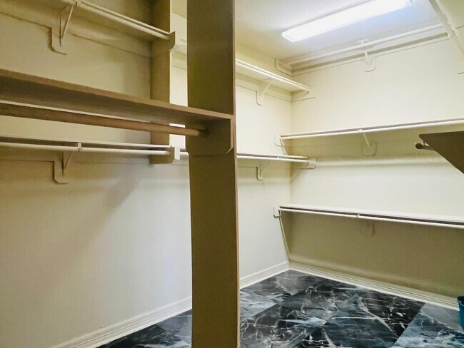 Building Photo - 4114 Fisher Lake Dr