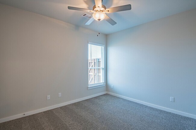 Building Photo - AVAILABLE NOW! GORGEOUS 4 BEDROOM DUPLEX L...