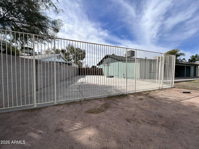 Building Photo - 1126 W Oxford Dr