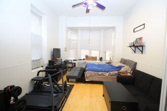 Building Photo - Beautiful Studio in Rittenhouse square.