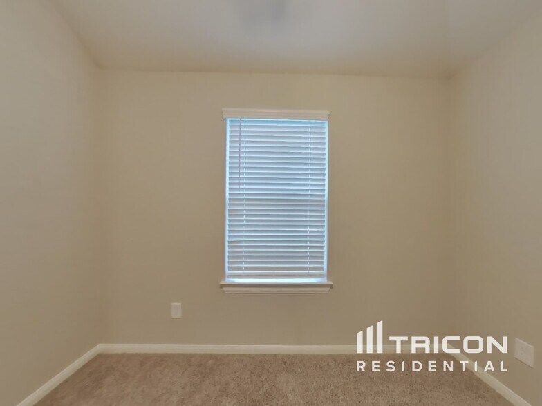 Building Photo - 2311 E WInding Pines