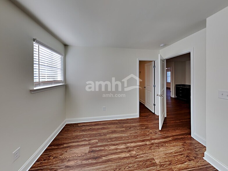 Building Photo - 482 Pointe Dr