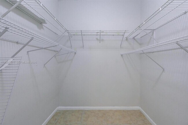 Building Photo - 711 N Pine Island Rd