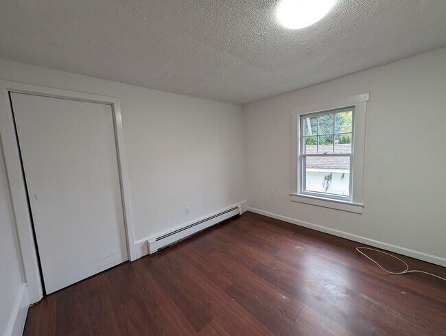 Building Photo - Stunning 3 bedroom 2 bathroom single famil...