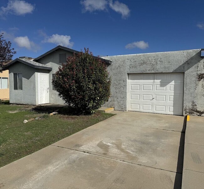 Building Photo - 17150 E Roadrunner Rd