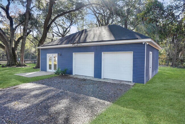 Building Photo - Spacious 3 Bedroom Home with Bonus Suite i...