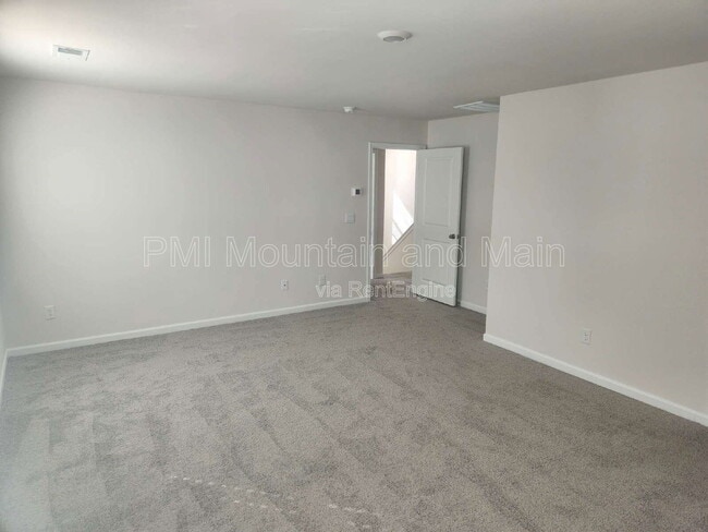 Building Photo - 568 Country Oak Dr