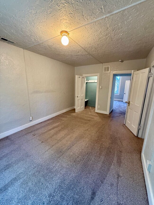 Building Photo - Downtown Boise-Located close to everything!!