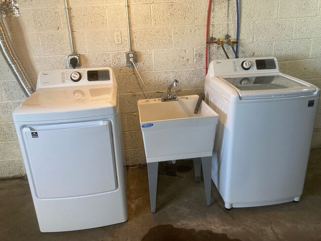 Building Photo - AVAILABLE JUNE/JULY - Remodeled 3 Bed 1.5 ...