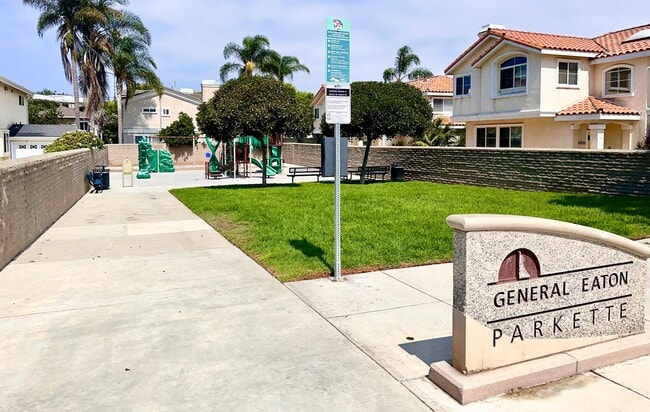 Building Photo - Coastal charm -2bd 1ba - blocks from Hermo...