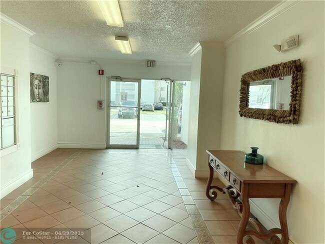 Building Photo - 711 N Pine Island Rd