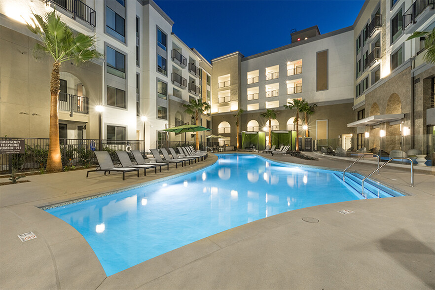 Our resort-style pool features cabanas, outdoor kitchen and spa - Joule La Floresta