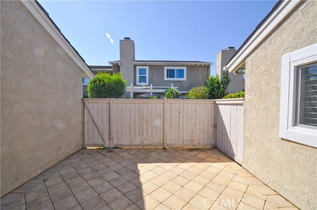 Building Photo - 6 Acorn