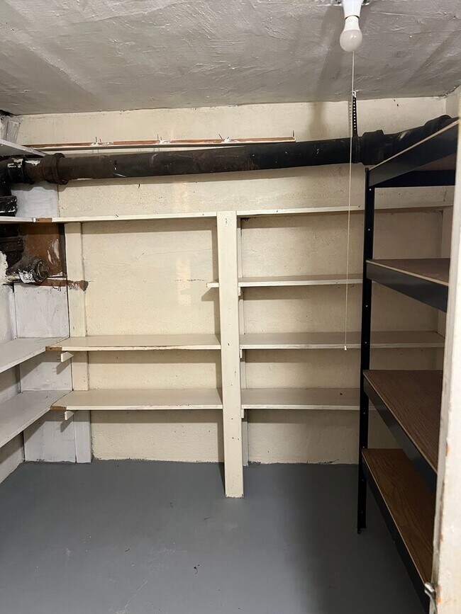 Building Photo - Charming 5 Bed, 2 bath home in the heart o...