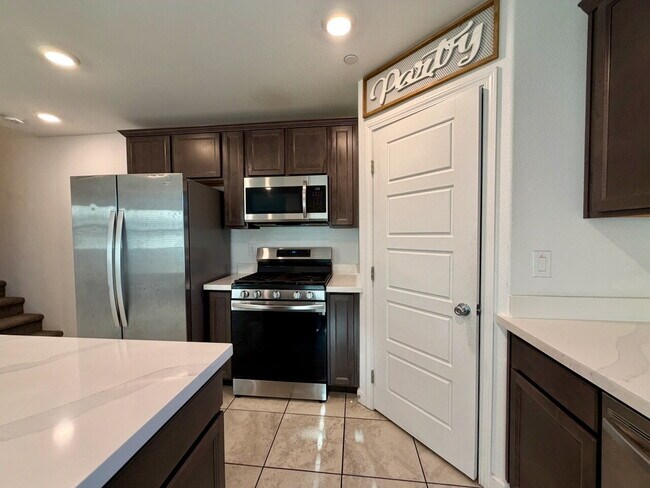 Building Photo - 3 BED 2.5 BATH 2 CAR GARAGE TOWNHOUSE IN CADENCE HENDERSON WITH LOFT