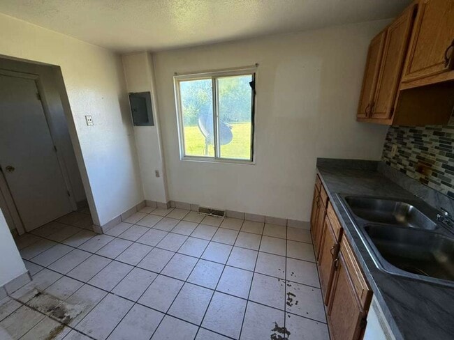 Building Photo - 2 BED, 2 BATH BEAUTIFUL UNIT CLEVELAND!