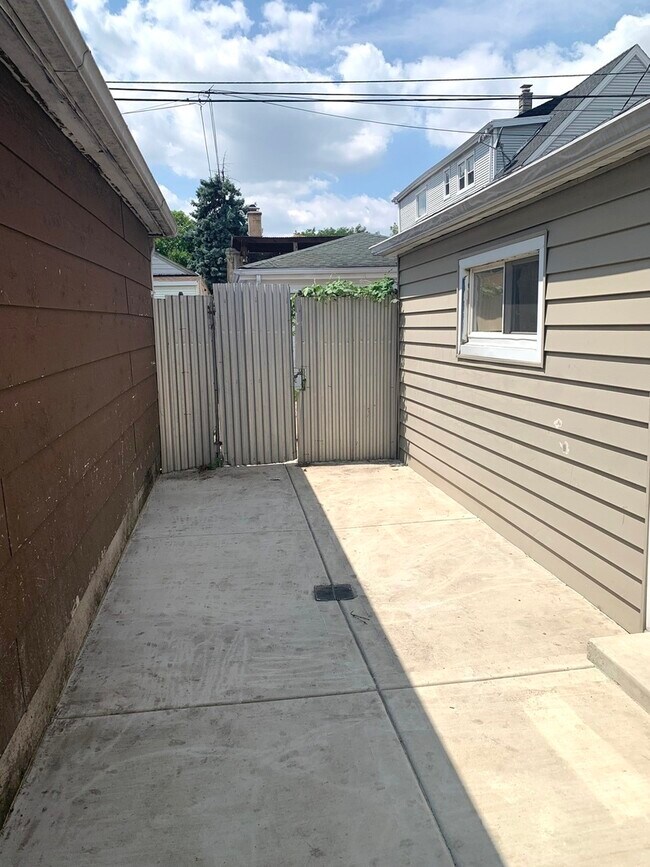 Building Photo - 2208 N Lorel Ave