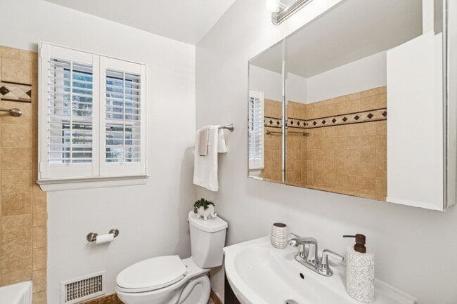 Building Photo - Charming 4BR/2BA Home for Rent in McLean!