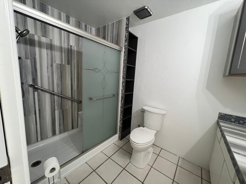 Primary bathroom - 5675 N Camino Esplendora