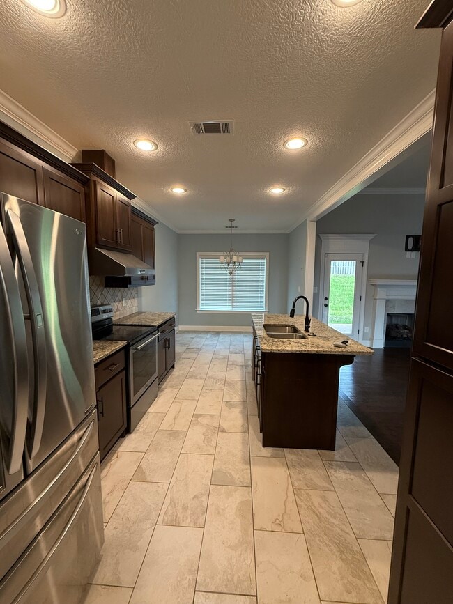 Building Photo - 233 Greenhill Dr