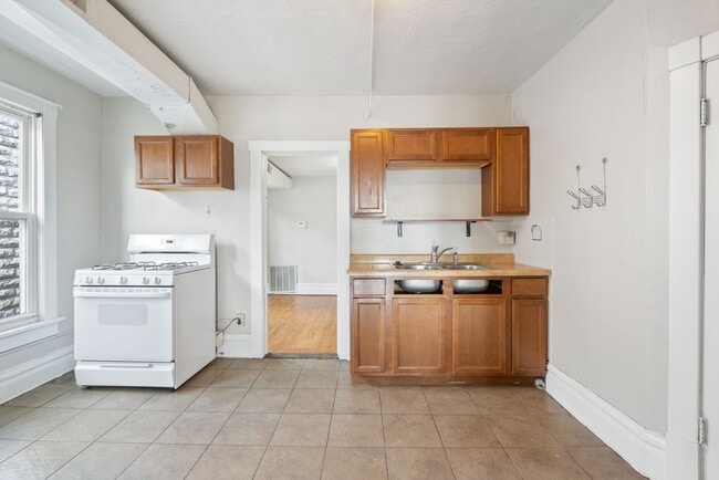 Building Photo - 2020 1/2 College Street