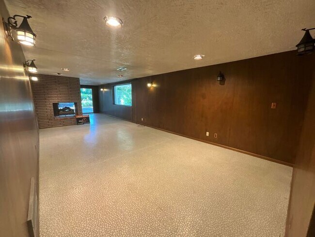 Building Photo - 4 bdrm 3 bth plus a Den/office Home 2 Car ...