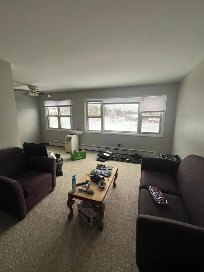 Building Photo - Available September! - 1 Bed 1 Bath Apartment