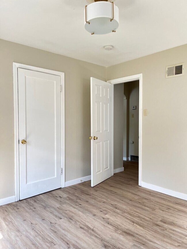 Building Photo - Charming 2 bedroom home, garage parking!