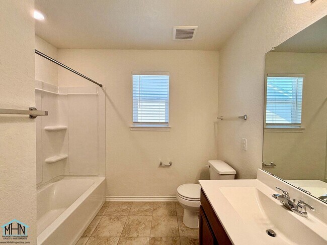 Building Photo - Gorgeous 4 bedroom, 3.5 bath home, minutes...