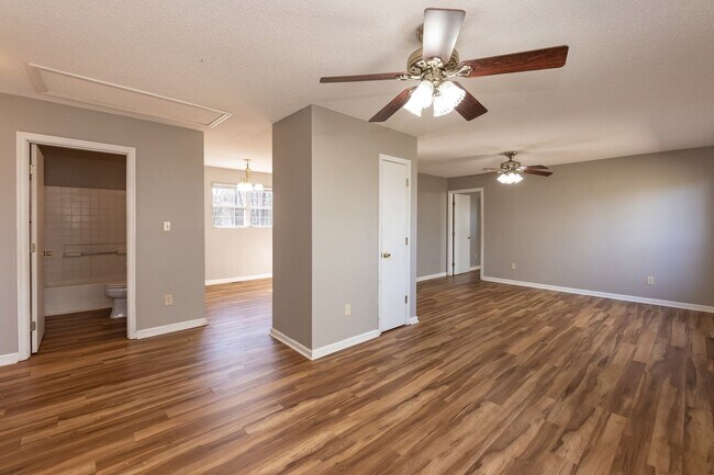 Building Photo - Three Bedroom Home!