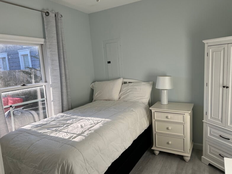 Bdrm can either be: 2 twin beds, or 1 twin bed + desk, or, convert into office or den. - 749 1st St