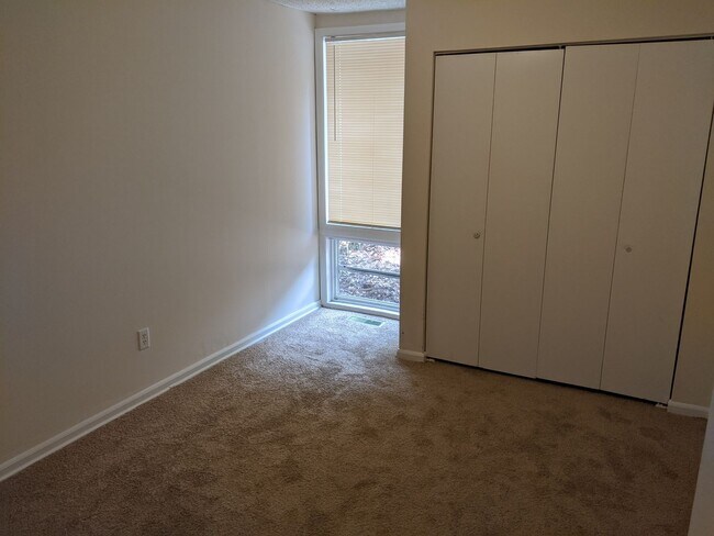 Building Photo - Belmont Trace Townhome-Available for Immed...