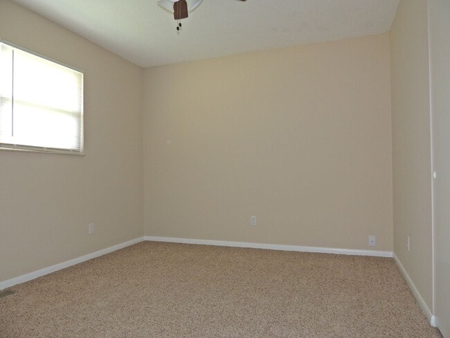 Building Photo - Convenient location , 2 bedroom 1.5 bath 9...