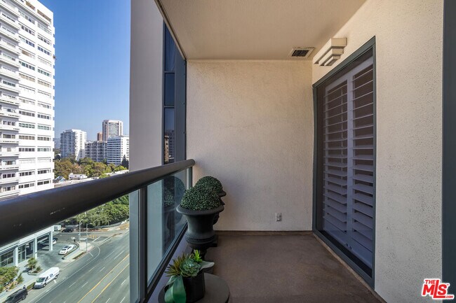 Building Photo - 10724 Wilshire Blvd