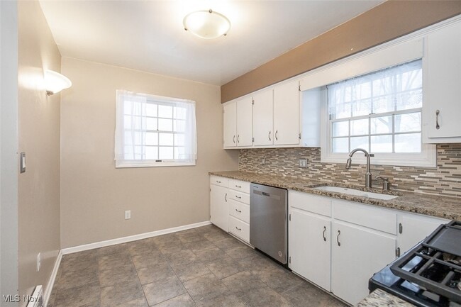 Building Photo - 1718 Maywood Rd