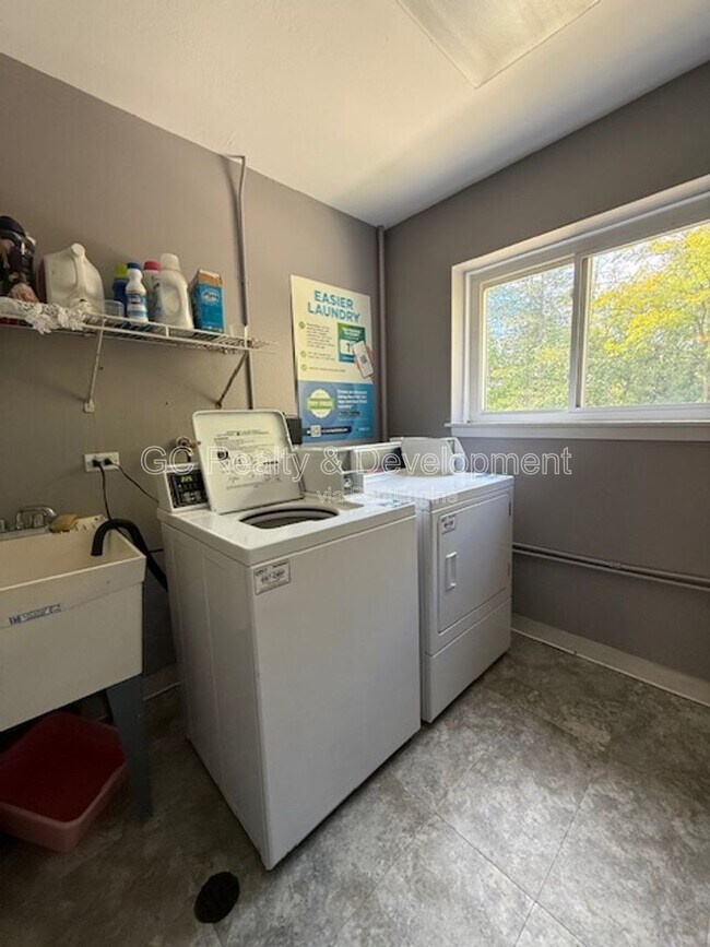 Building Photo - 268 N Carter St