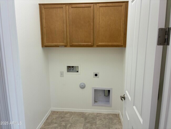 Building Photo - 813 S 107th Dr