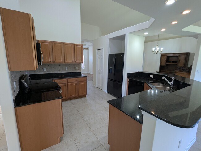 Building Photo - 411 SW Vista Lake Dr